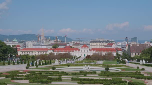 Avusturya 'nın Wien kentindeki Belvedere bahçelerinde yürüyüş yolu — Stok video