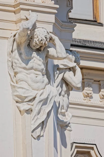奥地利维也纳上Belvedere大楼石像 — 图库照片