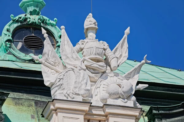 Estatuas del tejado del edificio del Belvedere Superior en Wien, Austria — Foto de Stock