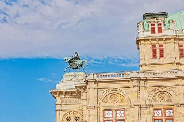 Staty av harmoni på Wien State Opera Wiener Staatsoper byggnaden — Stockfoto