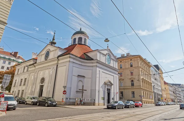 Heliga Korsets katolska kyrka gatuvy i Wien, Österrike — Stockfoto