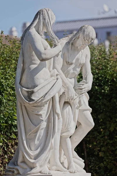 Stone statues in Belvedere gardens in Wien, Austria — Stock Photo, Image