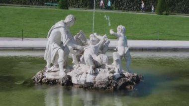 Avusturya 'nın Wien kentindeki çeşmede Belvedere taş heykelleri
