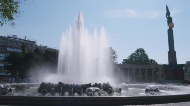 Air mancur Schwarzenbergplatz di Wien — Stok Video