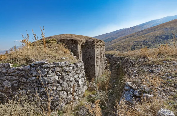 Betonové vojenské bunkry zříceniny postavené v komunistické éře Albánie — Stock fotografie