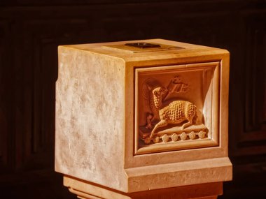 St. Peter Katedrali 'nde bağış kutusu.