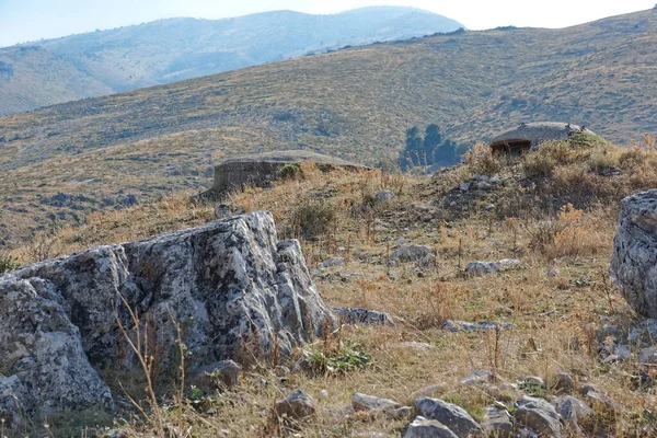 Arnavutluk 'ta komünist dönemde inşa edilen beton askeri sığınaklar — Stok fotoğraf