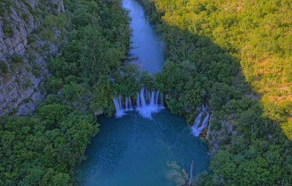 克罗地亚克尔卡河峡谷瀑布的空中景观 — 图库照片