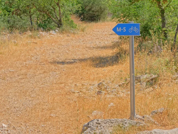 Posto de sinalização de bicicleta para caminho de bicicleta de montanha no interior da Dalmácia — Fotografia de Stock