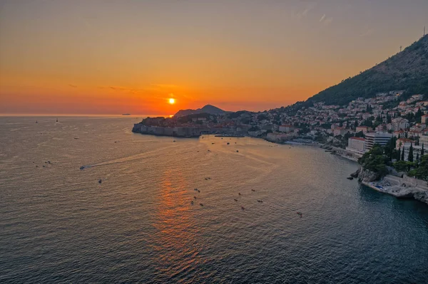 Dubrovnik cidade velha pôr do sol panorama drone tiro — Fotografia de Stock
