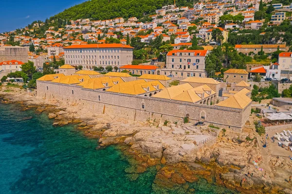 Restauration du toit du bâtiment Lazareti dans la vieille ville de Dubrovnik — Photo