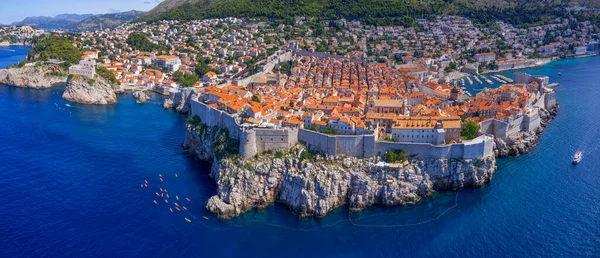 Breed panorama vanuit de lucht van de oude binnenstad van Dubrovnik — Stockfoto