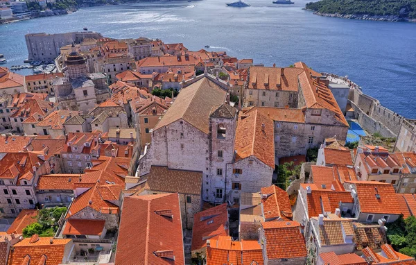 Kathedraal en Jezuïetenkerk in Dubrovnik oude stad — Stockfoto