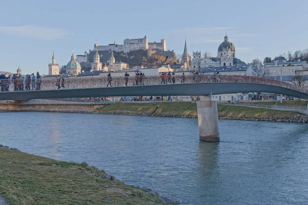 Makartsteg brug en Festung Hohensalzburg citadel in Salzburg Oostenrijk — Stockfoto