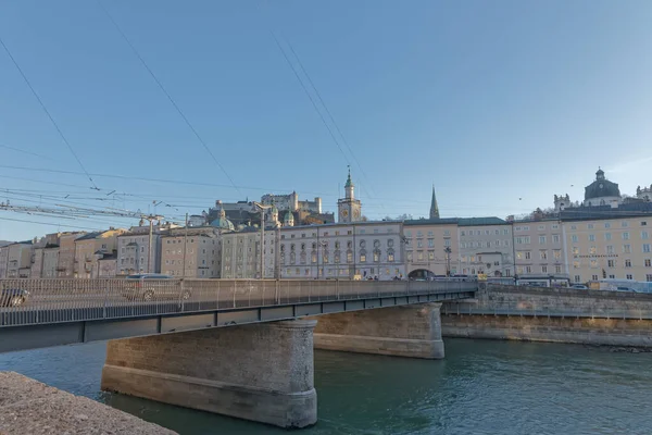 Staatsbruke puente sobre el río Salzach en Salzburgo Austria — Foto de Stock