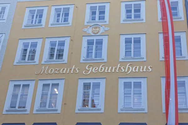 Casa de nascimento de Wolfgang Amadeus Mozart em Salzburgo Áustria — Fotografia de Stock