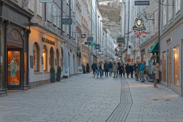 Turistas en la antigua calle Getreidegasse Salzburgo Austria — Foto de Stock