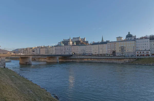 Staatsbruke brug over de Salzach in Salzburg Oostenrijk — Stockfoto