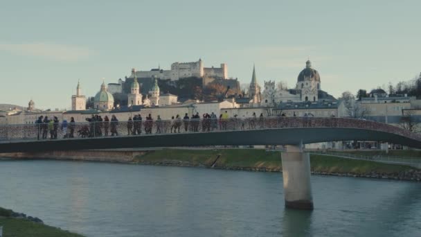 Makartsteg brug en Festung Hohensalzburg citadel in Salzburg Oostenrijk — Stockvideo