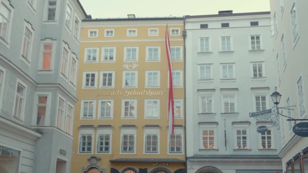 Wolfgang Amadeus Mozart 'ın Salzburg Avusturya' daki doğum evi. — Stok video
