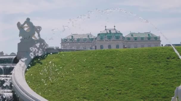 Συντριβάνι σε κήπους Belvedere σε Wien, Αυστρία — Αρχείο Βίντεο