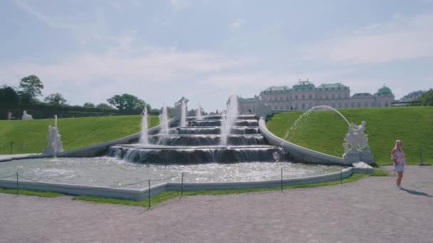 Fountain in Belvedere gardens in Wien, Austria — Stock Video