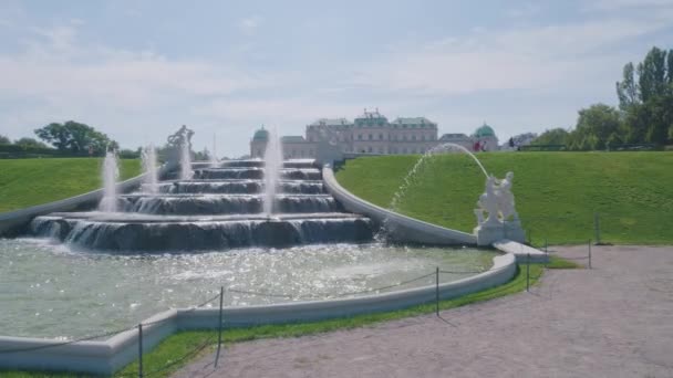 Fontein in de tuinen van Belvedere in Wenen, Oostenrijk — Stockvideo