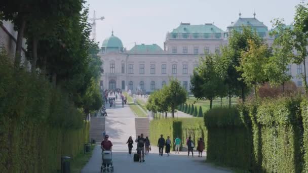 Ruta a pie por Viena en los jardines del Belvedere Austria — Vídeos de Stock