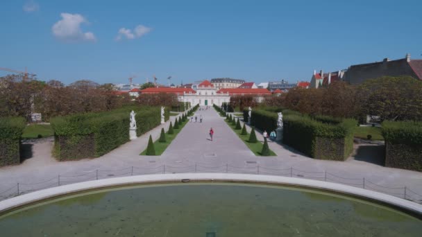 Sendero para caminar en los jardines del Belvedere inferior en Wien, Austria — Vídeo de stock