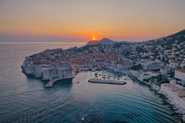 Dubrovnik ciudad vieja puesta del sol panorama drone disparo — Foto de Stock