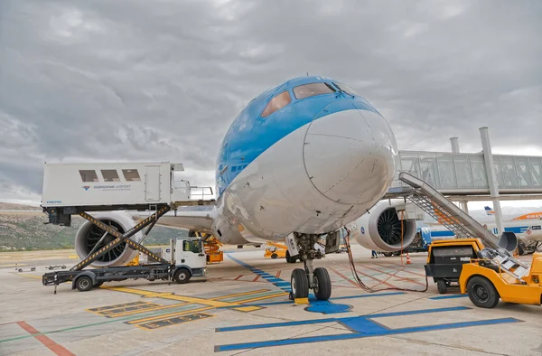 TUI航空公司的飞机在杜布罗夫尼克机场 — 图库照片