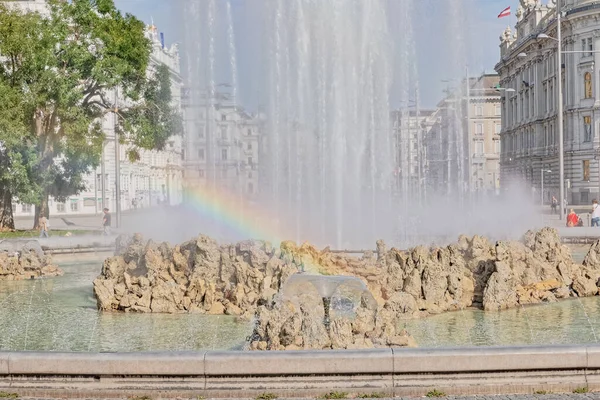 Schwarzenbergplatz fontän i Wien — Stockfoto