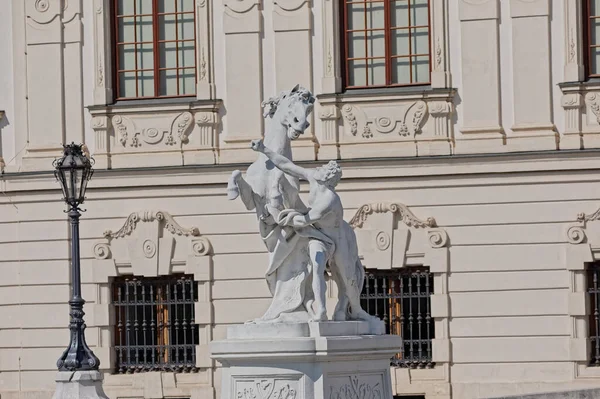 Kamienne posągi w ogrodach Belvedere w Wien, Austria — Zdjęcie stockowe