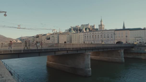 Staatsbruke puente sobre el río Salzach en Salzburgo Austria — Vídeos de Stock