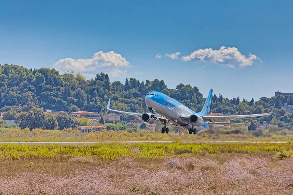 Tui Boeing 767-300 startuje na międzynarodowym lotnisku na Korfu — Zdjęcie stockowe