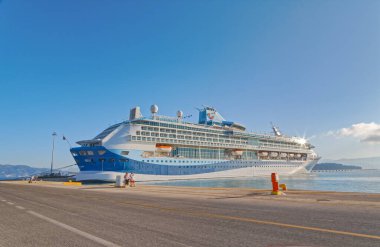 Tui Discovery Valletta kruvazörü Korfu Yunanistan limanına demir attı