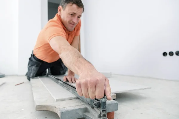 Man Snijden Keramische Tegels Met Handige Machine Bouwplaats Binnen — Stockfoto