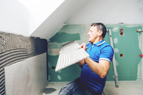 Tiler Profesional Instalar Azulejos Gran Formato Pared Concepto Renovación Del — Foto de Stock