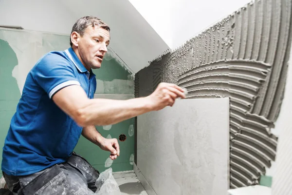 Tigre Profissional Focado Instalar Telhas Grande Formato Parede Casa Casa — Fotografia de Stock