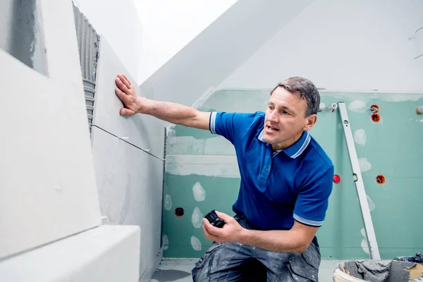 Professionell Tiler Installera Stora Format Plattor Väggen Hem Inomhus Renovering — Stockfoto