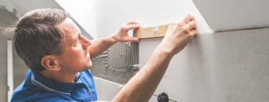 Tiler duvara fayanslar yerleştiriyor. ev dekorasyonu.