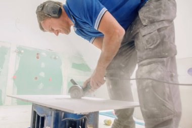 tiler tutma aracı ve duvara büyük format döşeme kuruluyor. ev dekorasyonu.