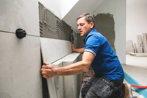 Tigre Profissional Instalar Telha Grande Formato Parede Casa Casa Renovação — Fotografia de Stock