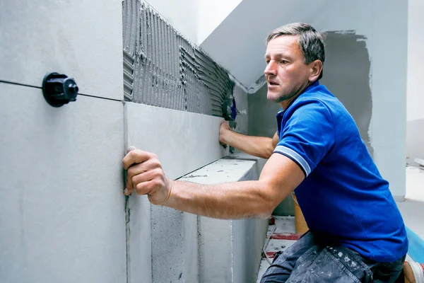 Homem Meia Idade Instalando Telhas Parede Casa Casa Renovação Interior — Fotografia de Stock