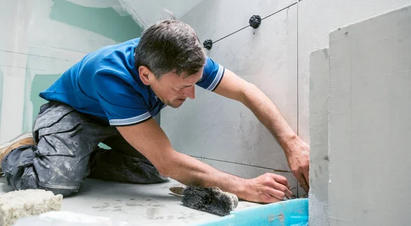 Homem Meia Idade Instalando Telhas Parede Casa Casa Renovação Interior — Fotografia de Stock