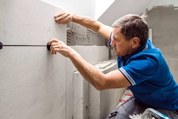 Homem Instalando Telhas Parede Casa Casa Renovação Interior — Fotografia de Stock