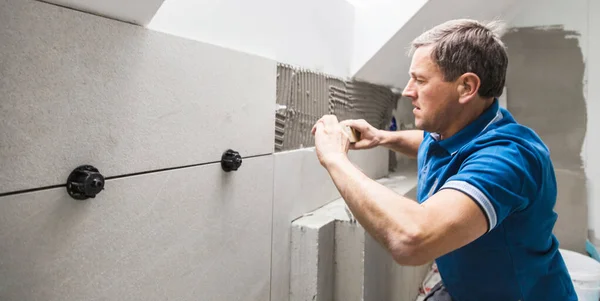 Homem Instalando Telhas Parede Casa Casa Renovação Interior — Fotografia de Stock