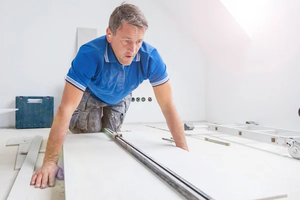 Seriöse Fliesenleger Installieren Großformatige Fliesen Der Wand Innensanierung Hause — Stockfoto