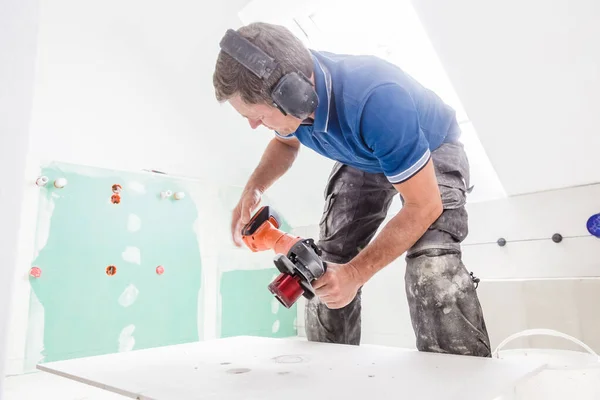 Fliesenleger Mit Werkzeug Und Installation Großformatiger Fliesen Der Wand Innensanierung — Stockfoto