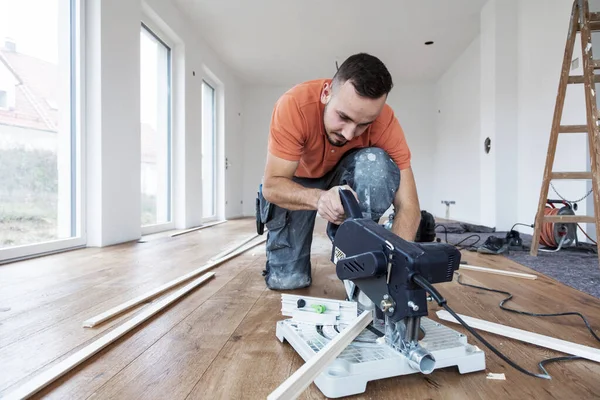 Jovem Com Uma Serra Corte Cortando Rodapés Canteiro Obras — Fotografia de Stock